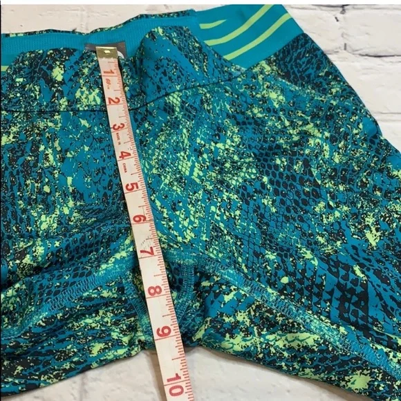 The North Face Neon Snakeskin Print Capri leggings - Picture 10 of 12